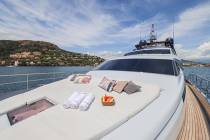 FERRETTI 881