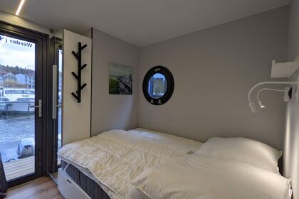 Rent this motorboat of 10 meter to reach the best