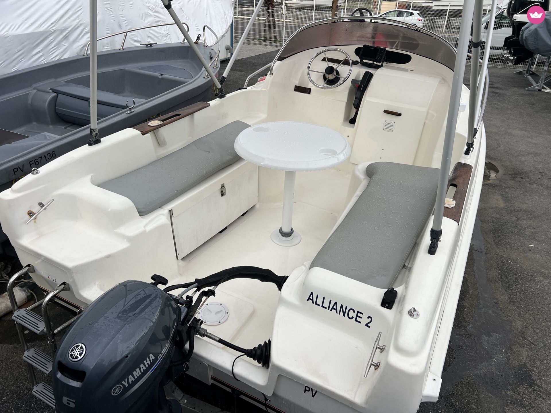 Bateau à moteur B2 Marine 452 Cabine Cruiser 6cv 5