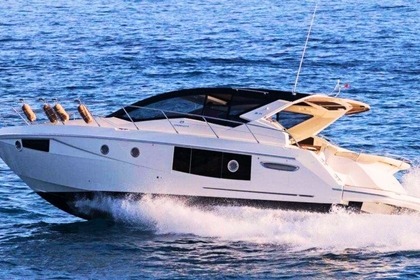 Cranchi M44 HT Uthyrning: Upplev Amalfikusten med stil