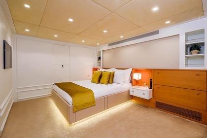 38m HR Yacht with 2 Jacuzzi B87!