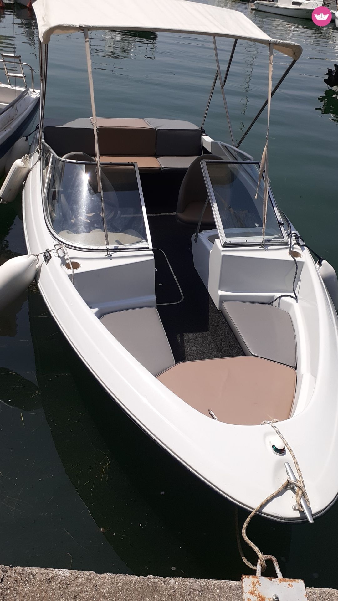 Motorboat Bayliner 185 for hire