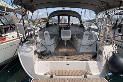 Hire Sailboat Bavaria Bavaria Cruiser 37 - 3 cab. Pula