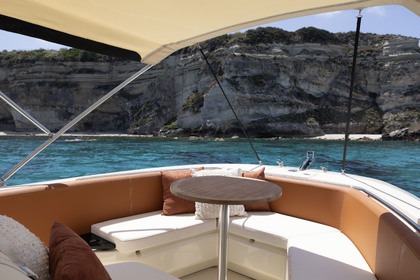 Invictus Capoforte FX240 200HP – Boat Rental Tropea (License Required)