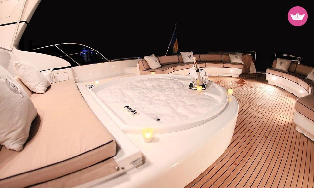 Yacht Mangusta 107 ft with Jacuzzi 3000cv