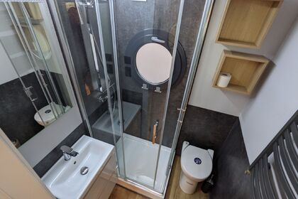 Rent this motorboat of 10 meter to reach the best