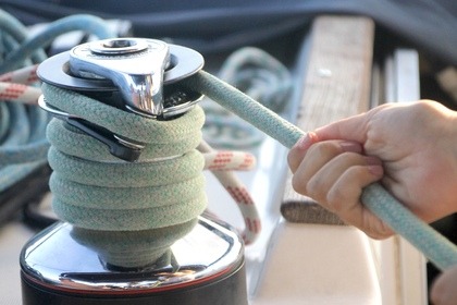 Wöchentliche Segelreisen rund um Menorca im Sommer