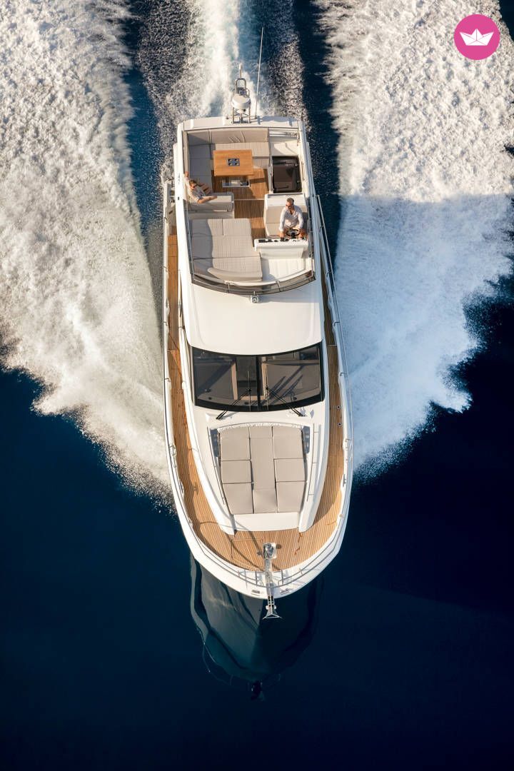 Bateau à moteur PRESTIGE