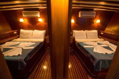 Luxo a bordo deste iate Custom 30m