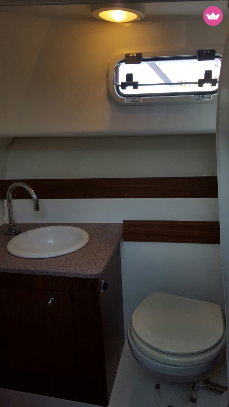 Bateau à moteur KELT WHITE SHARK 298 700cv 8