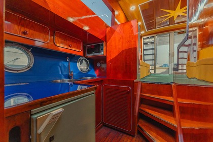 Explore Dubai on New Luxury 50ft Yacht best offer in Dubai Marina for up to 12 guest