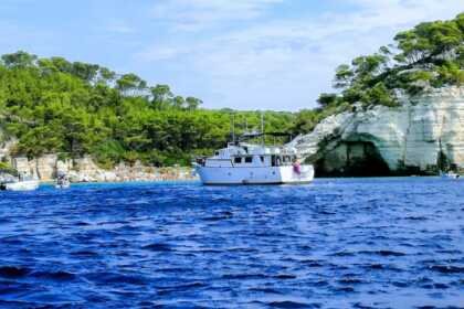Alugue este iate para conhecer Menorca e suas prai