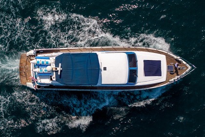 Een jachtcruise langs de kust van Pattaya van 3 uur. Accommodatie voor 1 tot 20 personen.