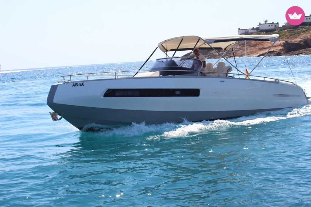 Bateau à moteur Invictus