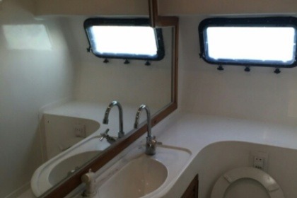 Fahren Sie dieses Motorboot mit 800 in Região dos