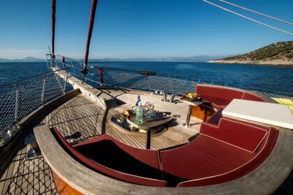 Luxo a bordo deste iate Custom 30m