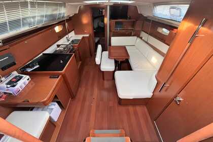 Hire Sailboat Beneteau Oceanis 43 Canet-en-Roussillon