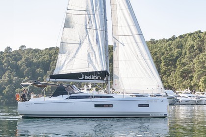 Hire Sailboat Bénéteau Oceanis 37.1 Skradin