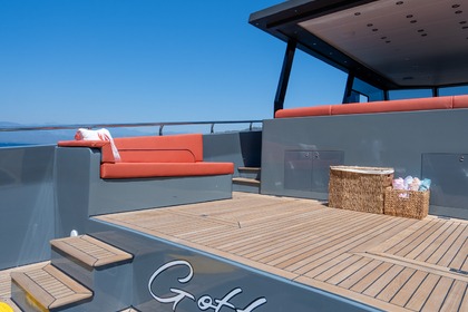 Luxury motor yacht with a capacity of 4 people