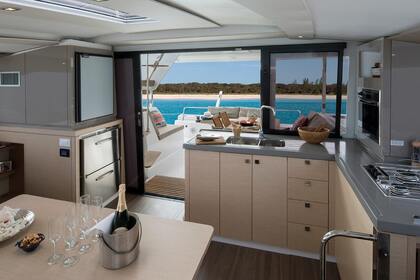 Location Catamaran Fountaine Pajot Lucia 40 Villefranche-sur-Mer