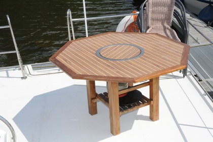 Rent this 42 Trio Prestige houseboat and get to kn