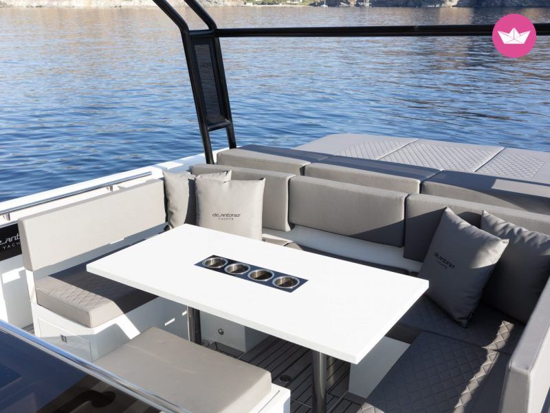 Bateau à moteur De Antonio D36 700cv 7