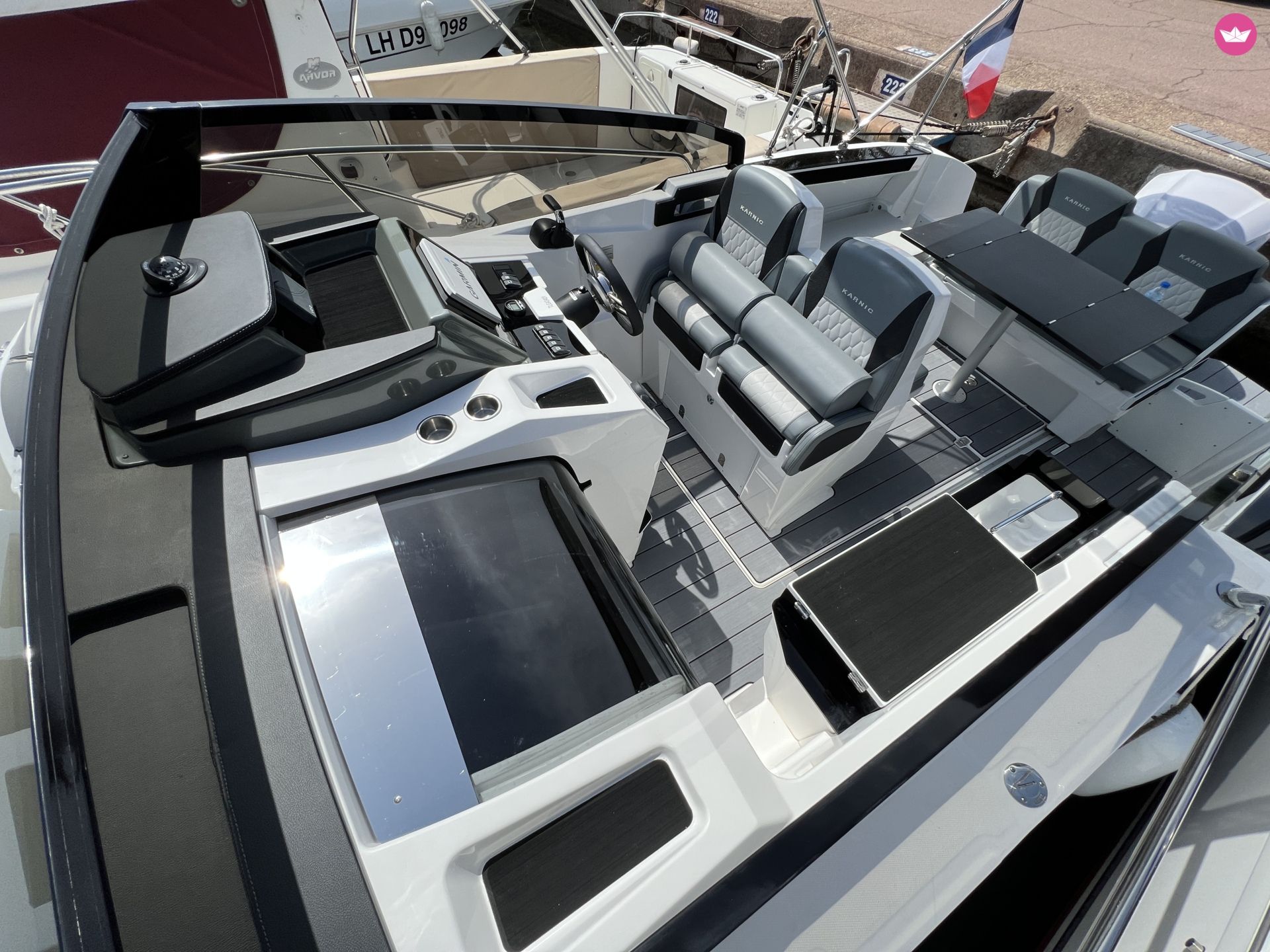 Bateau à moteur Karnic CS700S 250cv 6