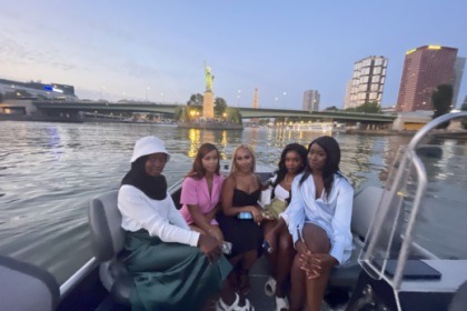 Prywatna łódź w Paryżu