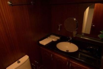 Luxo a bordo deste iate Custom 30m