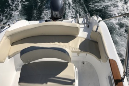 Aproveite a navegação neste barco sem licença d