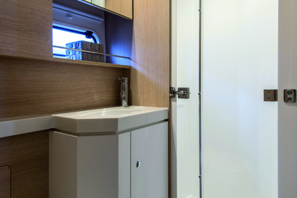 Explora Ibiza a Bordo del Exclusivo Bali 5.4 Only One Life