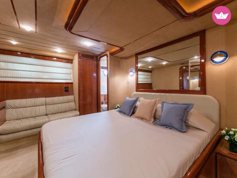 Motorboat Ferreti 680 for rental