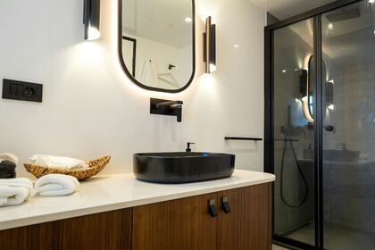 DE LOVE YACHT CHARTER