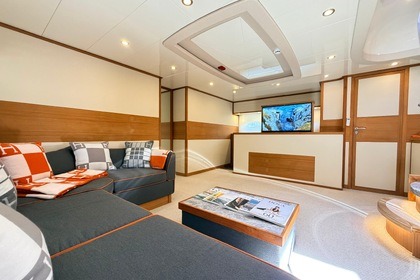 Hyra båt Motorbåt Cerri Cantieri Navali Cerri 86 Flybridge “Le One” Portofino