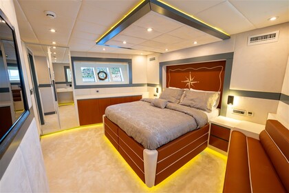 Luxury motor yacht with a capacity of 8 people
