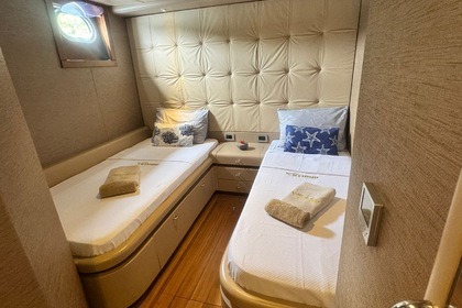 Luxury Motor yacht with a capacity of 10 people