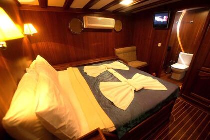 Luxo a bordo deste iate Custom 30m