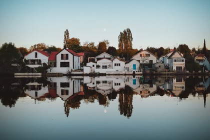 sailboat for a day trip on the river Erdre at 6, or a weekend at 4, no permit required