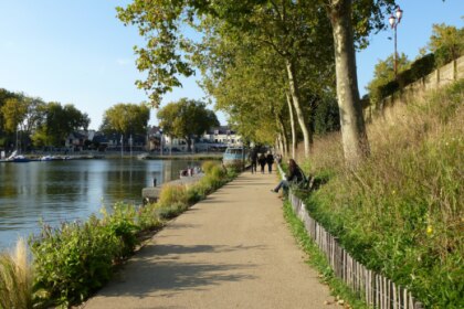 sailboat for a day trip on the river Erdre at 6, or a weekend at 4, no permit required