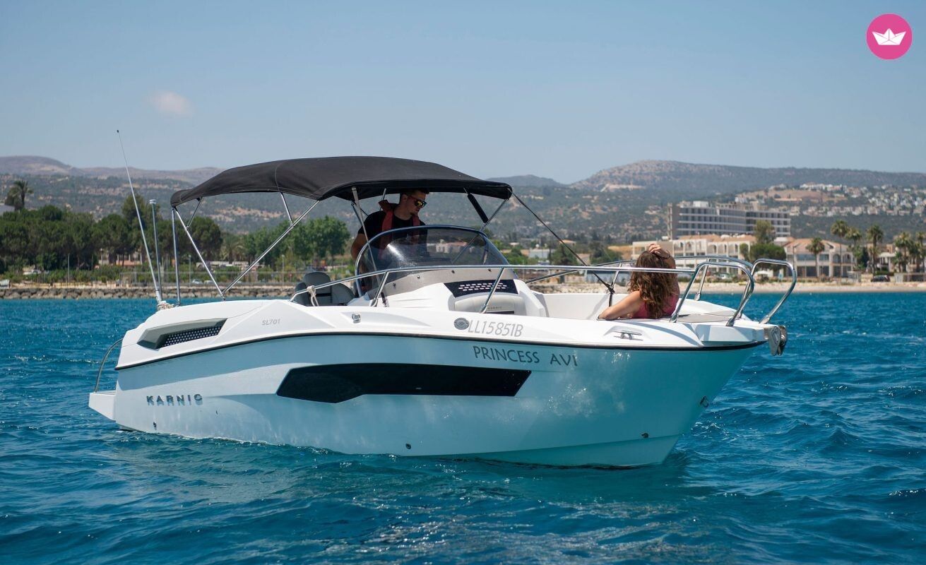 Bateau à moteur Karnic