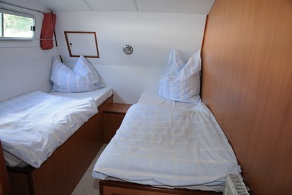 Rent this 42 Trio Prestige houseboat and get to kn