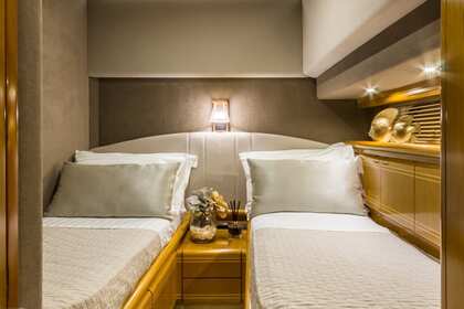 Ferretti 80 for day and weekly cruises