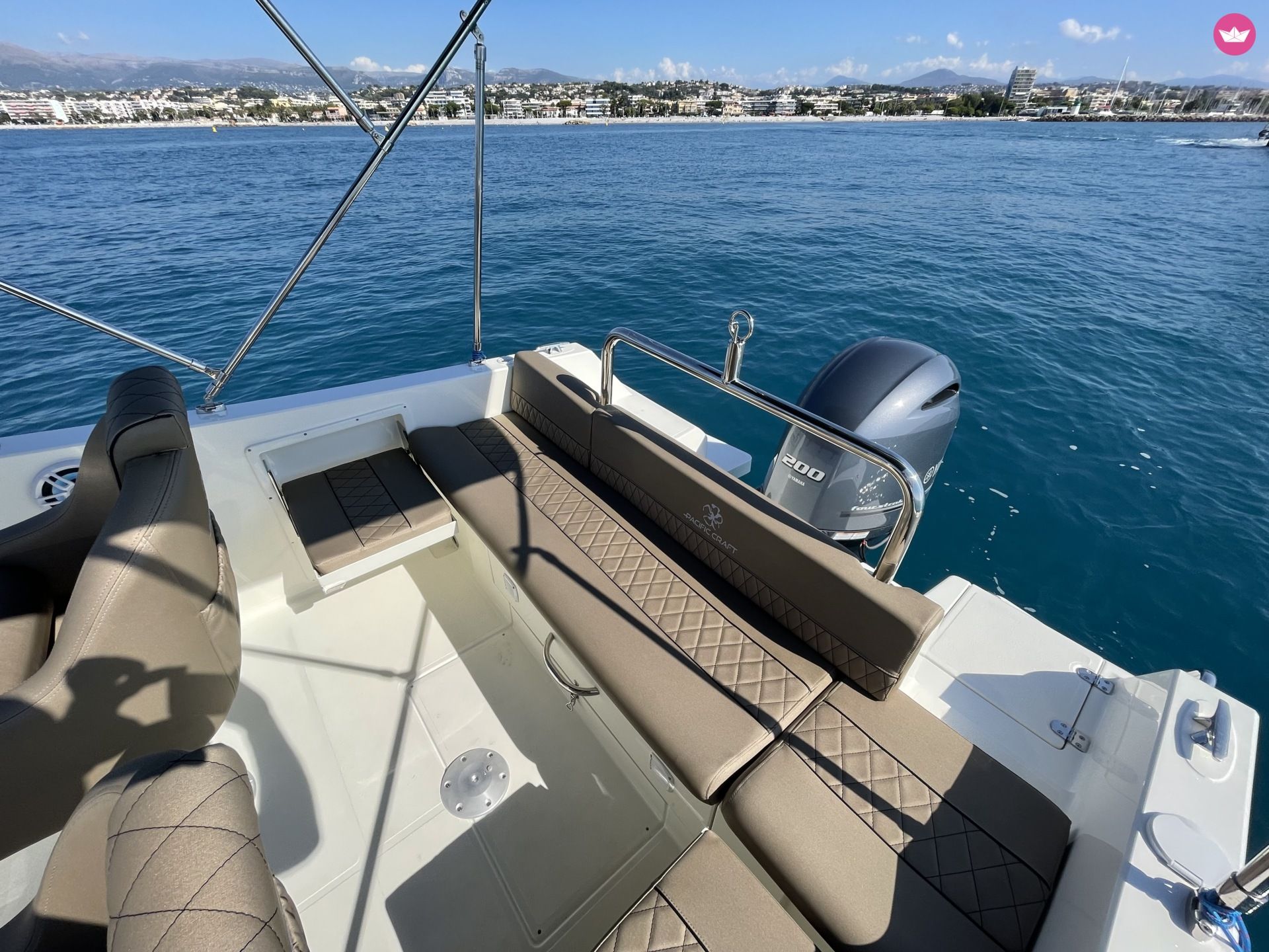 Bateau à moteur Pacific Craft 700 SUN CRUISER 200cv 6
