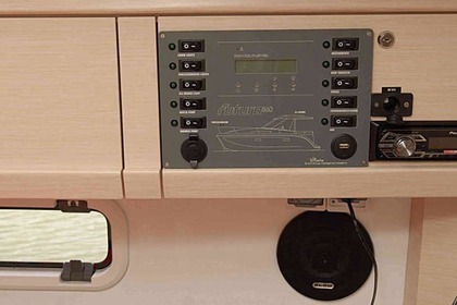 Futura 860 - spacerowy jacht motorowy