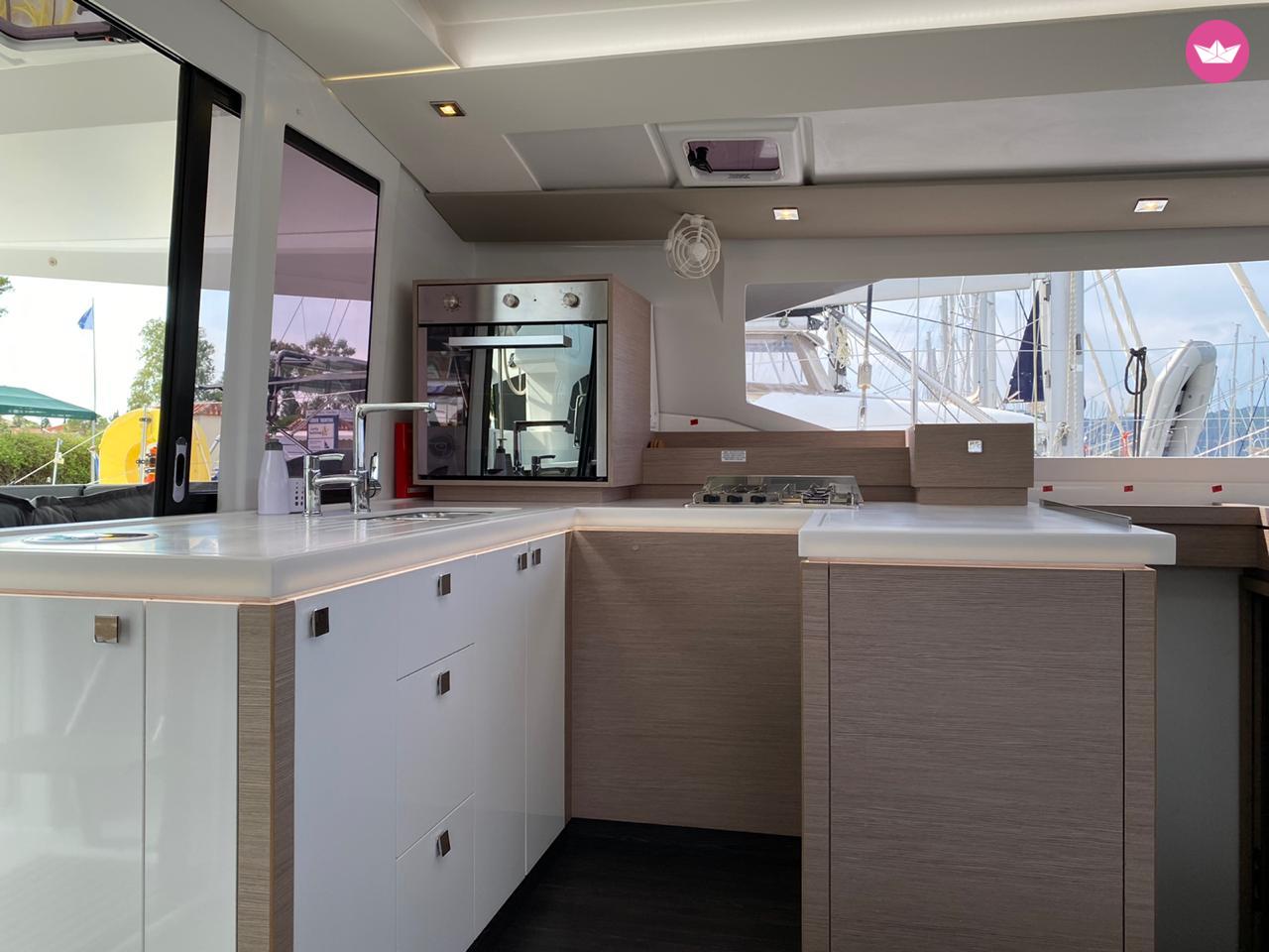Catamaran Fountaine Pajot Astréa 42 12.58m 8