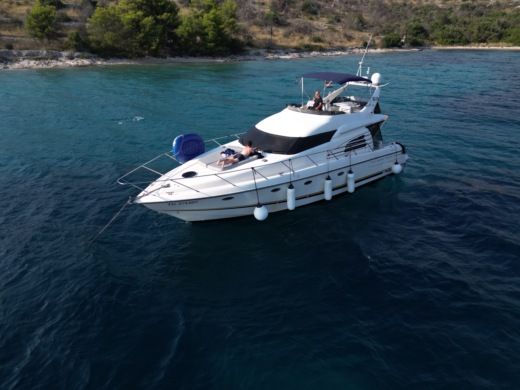 Split Motorboat Sunseeker Manhattan 48 Fly alt tag text