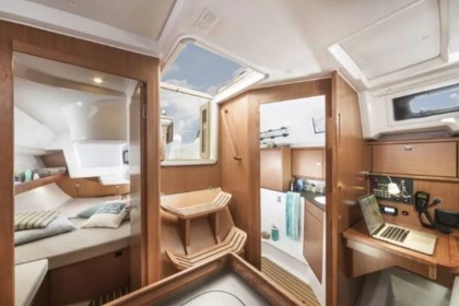 Precioso veleiro Bavaria no Flensburg