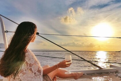 Daily cruises in the Caldera of Santorini with Lagoon 450!