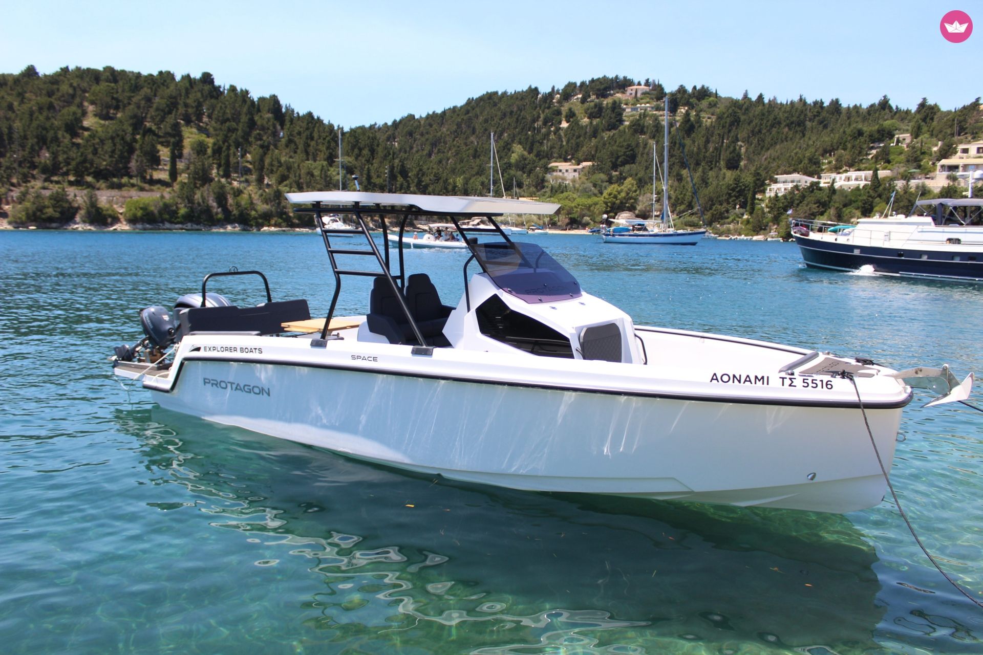 Bateau à moteur Protagon