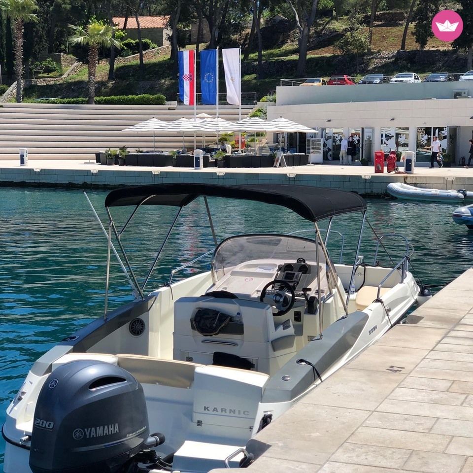 Barca a motore Karnic 2251 Open da noleggiare
